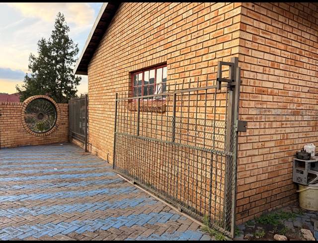 3 BEDROOM HOUSE FOR SALE IN GEELHOUTPARK